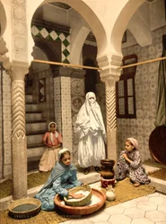 Mulheres mouriscas a preparar cuscuz num pátio, Argel, Argélia, c. 1899