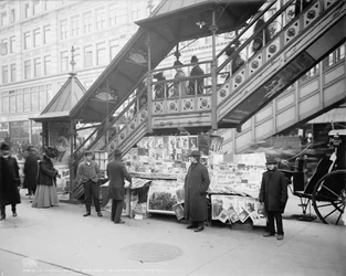 Uma característica banca de jornais no passeio em Nova Iorque, c. 1903