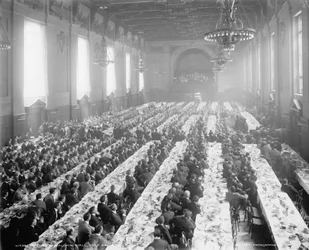 Banquete no Hall dos Ex-Alunos [isto é, Universidade Commons], Yale College, Connecticut, c.1900-06