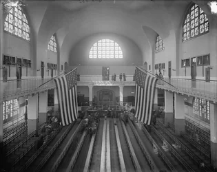 Inspection Room, Ellis Island, New York City, c.1910 (foto a p/b)