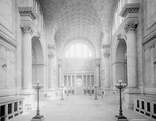 Sala de espera principal, Pennsylvania Station, New York, c.1910 (foto a p/b)