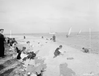Na costa da Baía de Biscayne, Miami, Flórida, c.1905 (foto p - b)