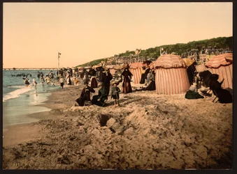 A praia à hora do banho, Trouville-sur-Mer, França, c.1905 (foto colorida)