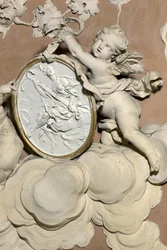 Anjos segurando um medalhão (stucco)