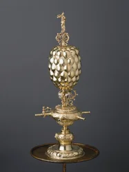 Xícara de bebida com truque de pacote dourado, c.1630