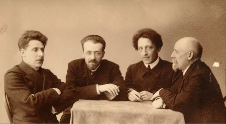 Retrato de Grupo dos Poetas Alexandre (Alexandre) Aleksandrovich Blok (1880-1921), Georgii (George) Chulkov (1879-1939), Konstantin Aleksandrovich Erberg (Siunnerberg, Syunnerberg, Sunnenberg) (1871-1942) e Fyodor Sologub (Fiodor Sologoub, Fiodor Kouzmit