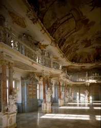 Vista da sala da biblioteca do mosteiro Schussenried realizada pelo arquitecto Domenikus Zimmermann (1685-1766) Schussenried do século XVIII, Alemanha