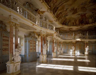Vista da sala da biblioteca do mosteiro Schussenried realizada pelo arquitecto Domenikus Zimmermann (1685-1766) Schussenried do século XVIII, Alemanha