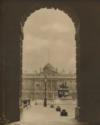 Uma vista de passagem da Somerset House From The Strand, c1935.