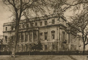 Uma vista do museu de Londres na casa de Lancaster através dos trilhos verdes do parque, c1935.