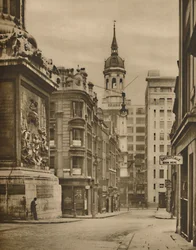 Na base do monumento de Fish Street Hill, c1935.