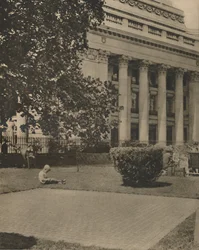 As crianças brincam onde uma vez o andaime pingava sangue, c1935.