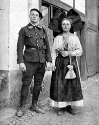 Casal em trajes tradicionais, Alsácia-Lorena, Reno, 1936.