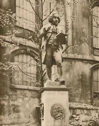 Dr. Johnson em seu pedestal, de onde ele pode ver a Fleet Street, c1935.