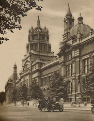 Fachada do Victoria and Albert Museum In Cromwell Road, c1935.