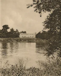 A Tamisa justa lava os bancos Reedy por Syon House, c1935.