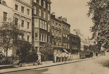 Kensington Square, que ainda preserva a paz de dois séculos, c1935.