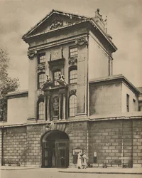 Portão principal de St. Bartholomews, Londons Eldest Hospital, c1935.