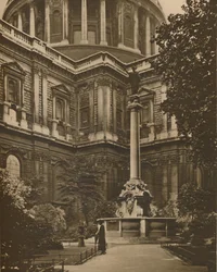 Memorial em St. Pauls Churchyard da cruz destruída pelos Roundheads, c1935.