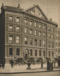 Escritórios do The Times na Queen Victoria Street, perto de um local histórico, c1935.