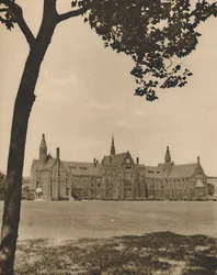 Uma das escolas públicas de Londres: St. Pauls dos campos de jogo, c1935.