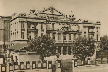 Fora do Palácio dos Povos na Mile End Road, c1935.