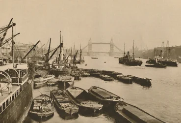 Envio no Pool de Londres: Vista da London Bridge para Tower Bridge, c1935.