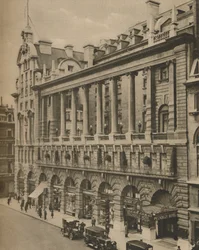 Frente sul do Piccadilly Hotel, erguida em 1908, c1935.