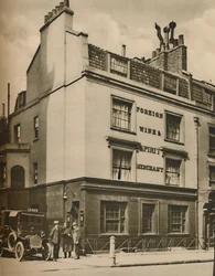 The Running Footman, Uma Imagem do Old Mayfair, c1935.
