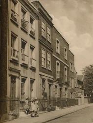 Três empregadas domésticas da escola nos degraus da casa de Leigh Hunts, c1935.