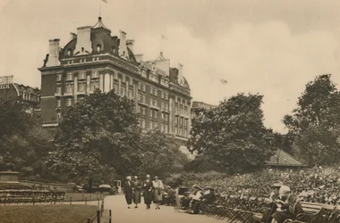Seção da rua Villiers do Victoria Garden e uma vista do hotel Cecil, c1935.