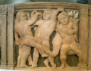 Pergamo del Duomo: anjos músicos. Baixo-relevo em mármore para o púlpito externo da Catedral de Prato, Itália. Escultura feita por Donato di Niccolo Donatello