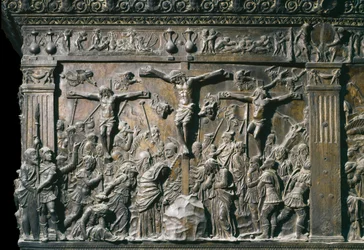 Representação do bom ladrão Dismas e do mau ladrão Gesmas, crucificados com Jesus Cristo. Baixo-relevo do púlpito esquerdo, c. 1460