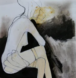 Mulher sentada, pensativa
