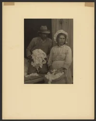 Casal de agricultores com algodão colhido, sudeste dos EUA.