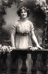 Nina Sevening, atriz, anos 1900.