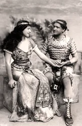 Ruth Vicent 1877-1955 e Roland Cunningham em uma cena de Amasis, início do século XX.