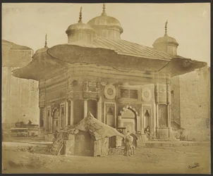 [Edifício com tenda e cavalo].