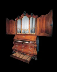 Órgão de câmara (nogueira, madrepérola e metal)