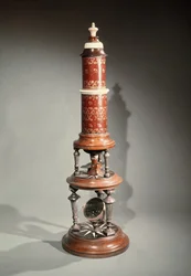 Microscópio (madeira e marfim)