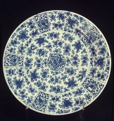 Placa com padrão rosa azul, 1764 (faiança)
