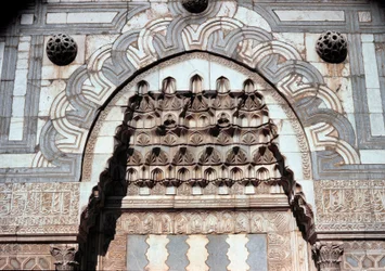 Detalhe do portal de entrada da escola islâmica (c.1251)