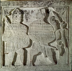 Seljukide Art (Seljukide ou Saljuqide): baixo relevo representando dois guerreiros. De Konya, Turquia. Século XIII. Museu de Arte Islâmica Turca, Istambul