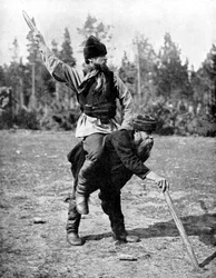 Finlandeses a jogar Kyykkä, o jogo nacional, 1936