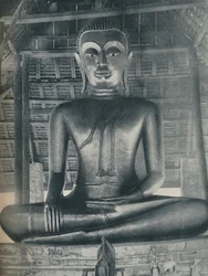 Glória do Santuário Central em Wat Suthat, Bangcoc, c1935