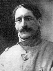 Henri Barbusse, autor de romances anti-guerra, 1923.