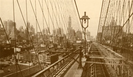 Lower Manhattan, vista através da rede de cabos na ponte suspensa do Brooklyn, c1930.