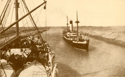 Navios que passam no canal de Suez, c1930.