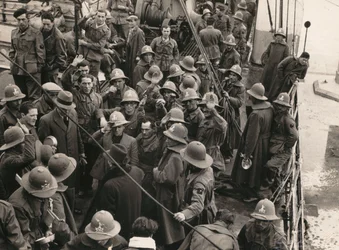 Álbum "MVSN- Blackshirts": Trabalhadores fascistas, emoldurados nos séculos, partindo para a AOI (África Oriental Italiana) para Génova (foto a p/b)