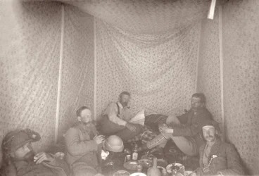 Membros da expedição da Arabah Survey em sua tenda, 1883